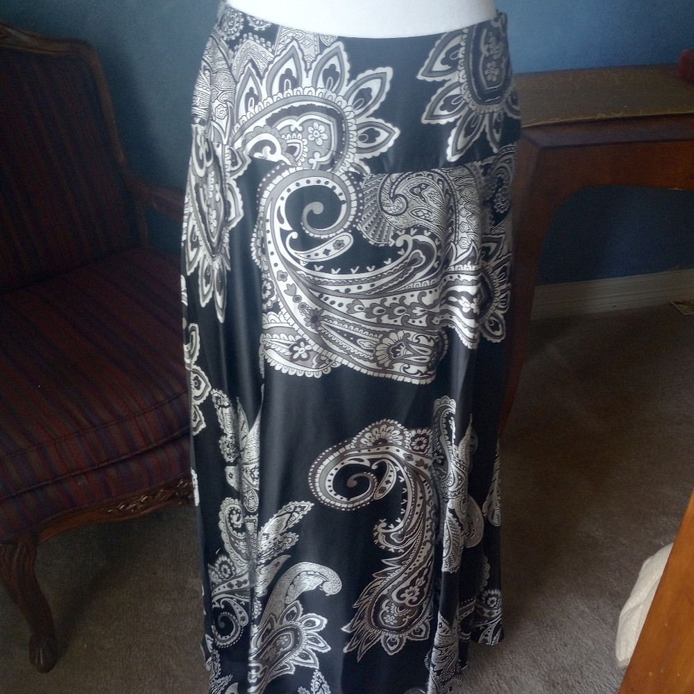 Neiman Marcus Exclusive Black, Silver, White Design Flowy Silk Maxi Skirt